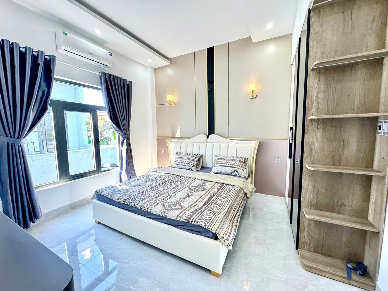 Phòng ngủ thiết kế sang trọng trong căn nhà bán Trần Nam Trung Đà Nẵng