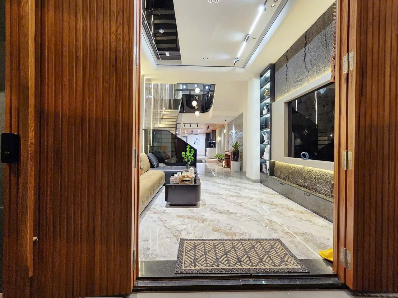 Phòng khách sang trọng nhà mặt tiền Hưng Hóa 5 Hải Châu
