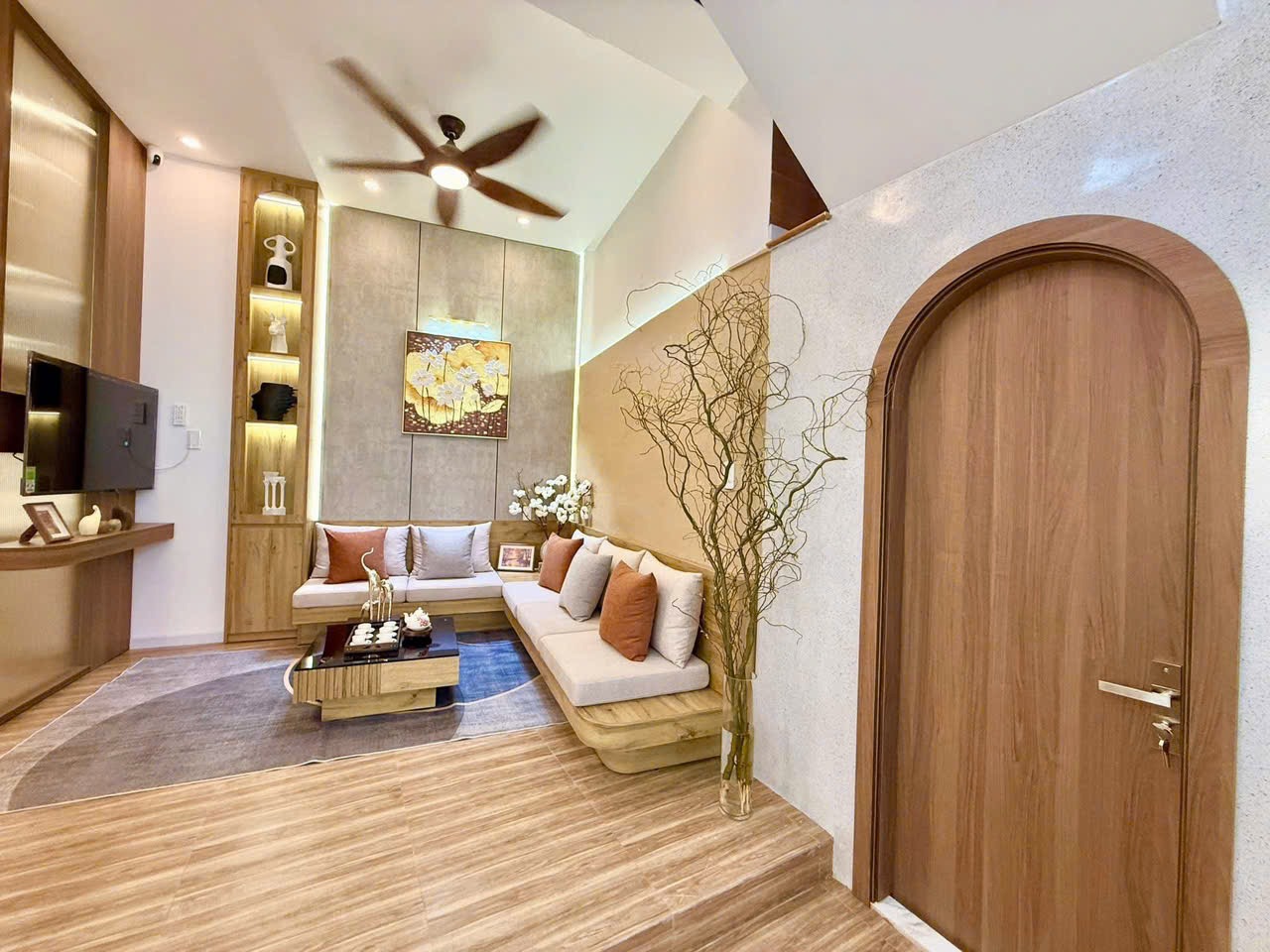 Phòng khách rộng rãi nhà kiệt ô tô Hà Huy Tập, nội thất cao cấp