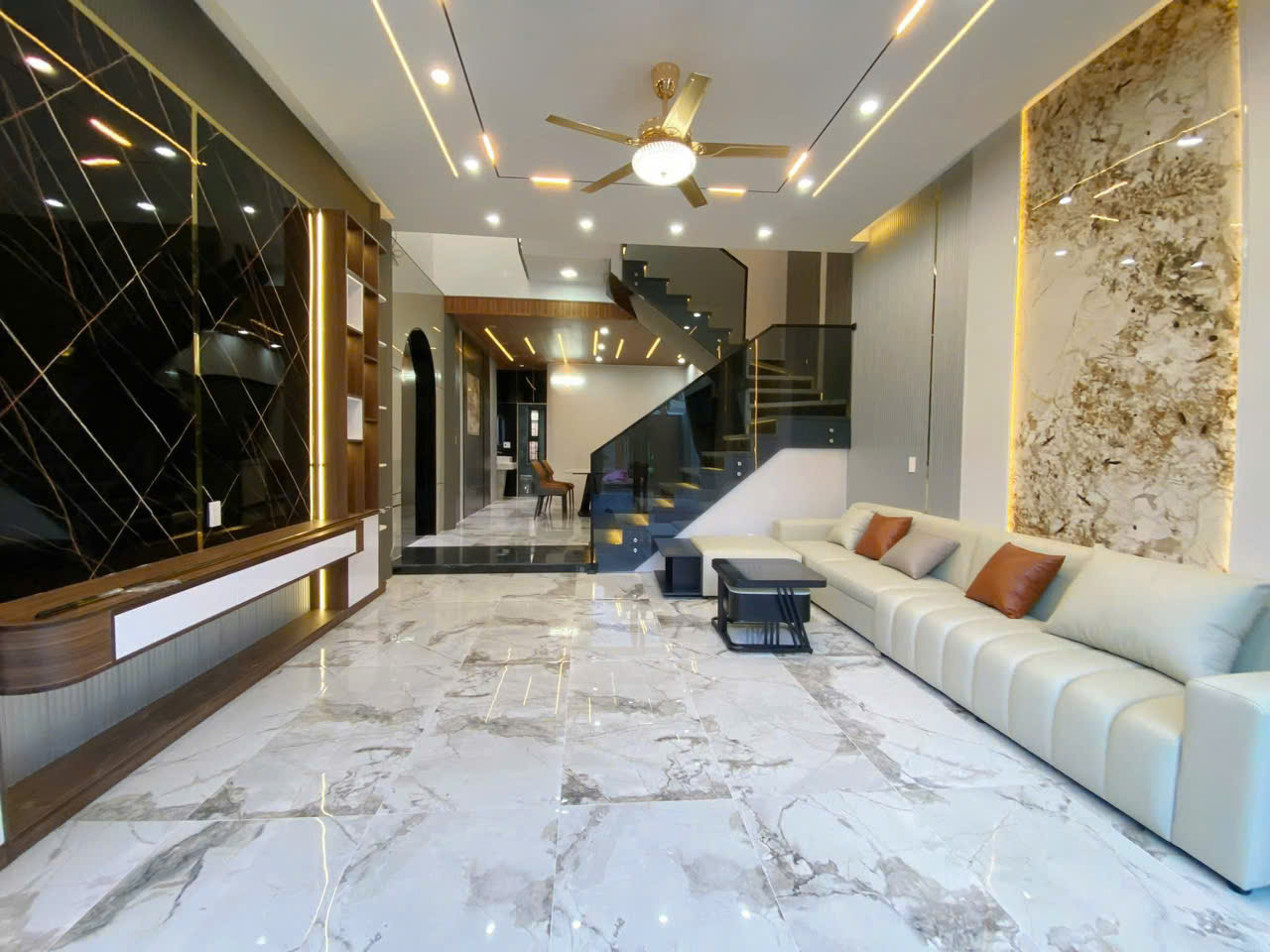 Phòng khách sang trọng nhà 3 mê Hòa Xuân